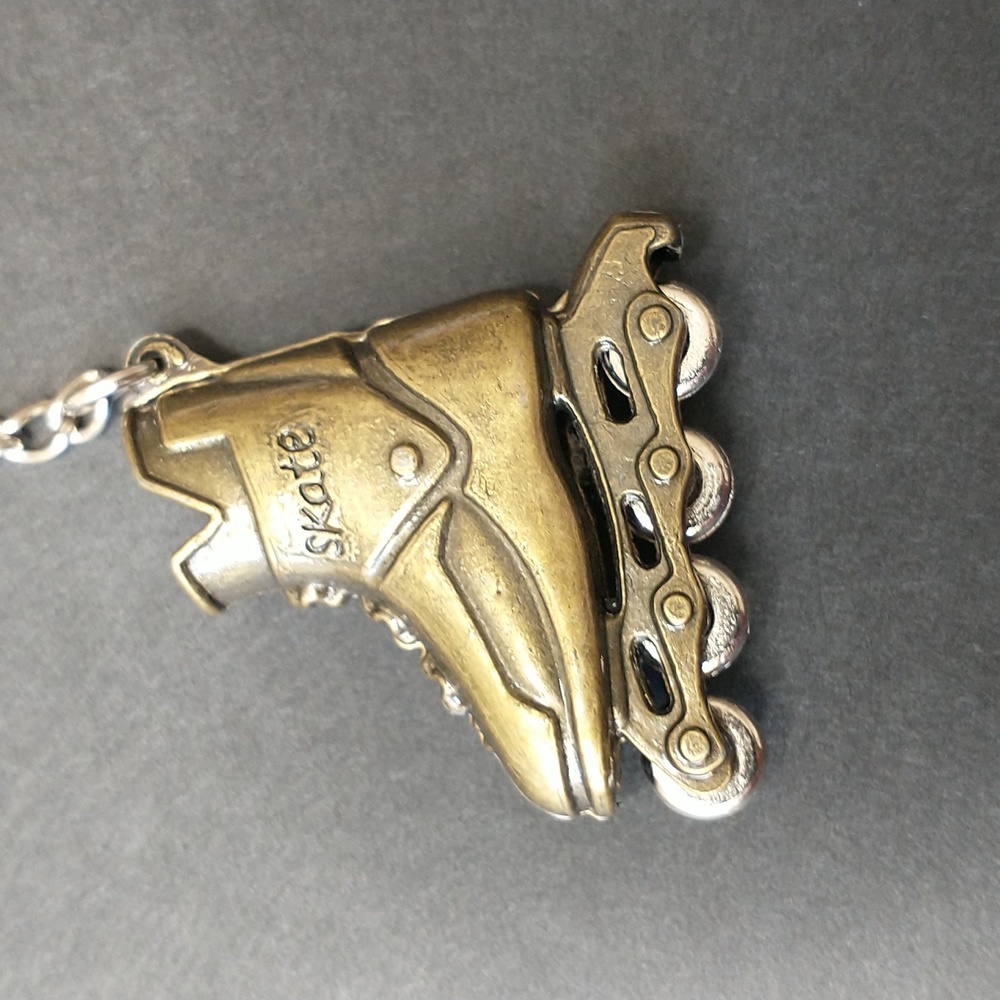 - Vintage  Metal Nire Skate Rollerblade Keychain. New.
